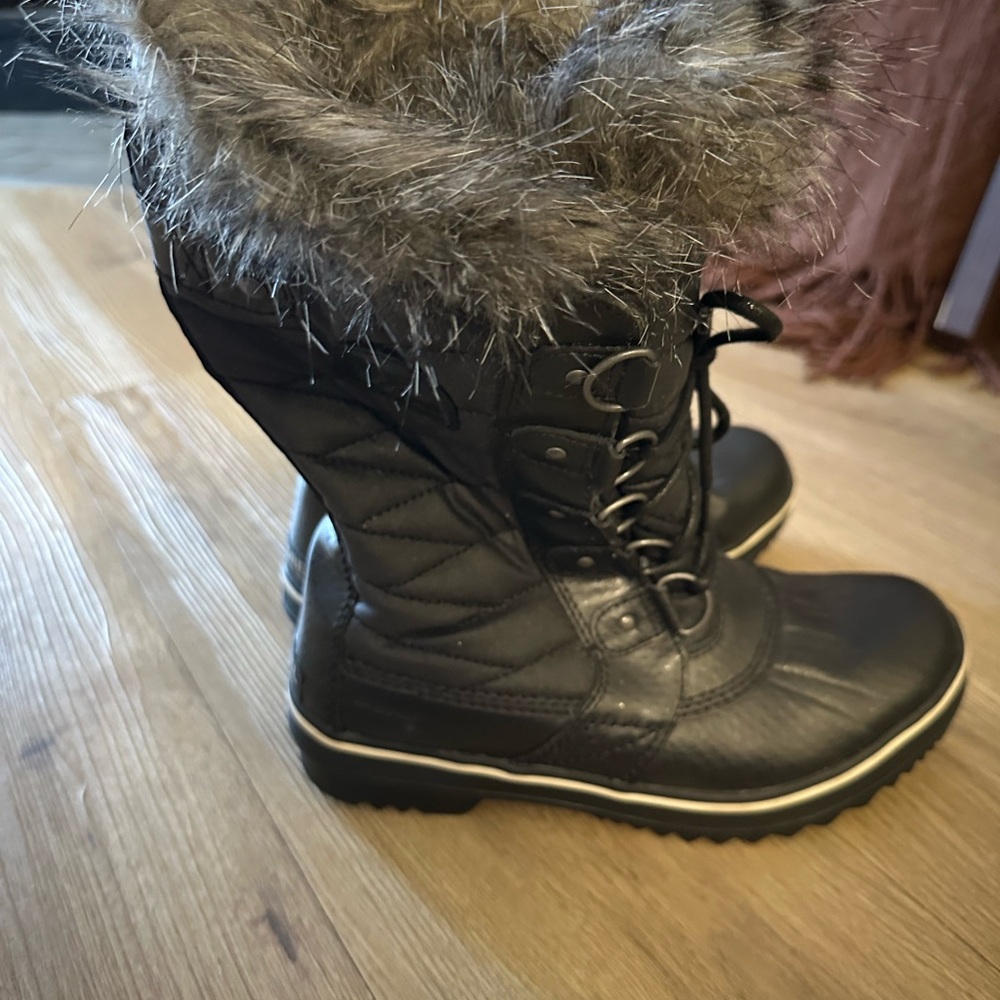 Sorel snow boots size 8.5 worn once see photos :)